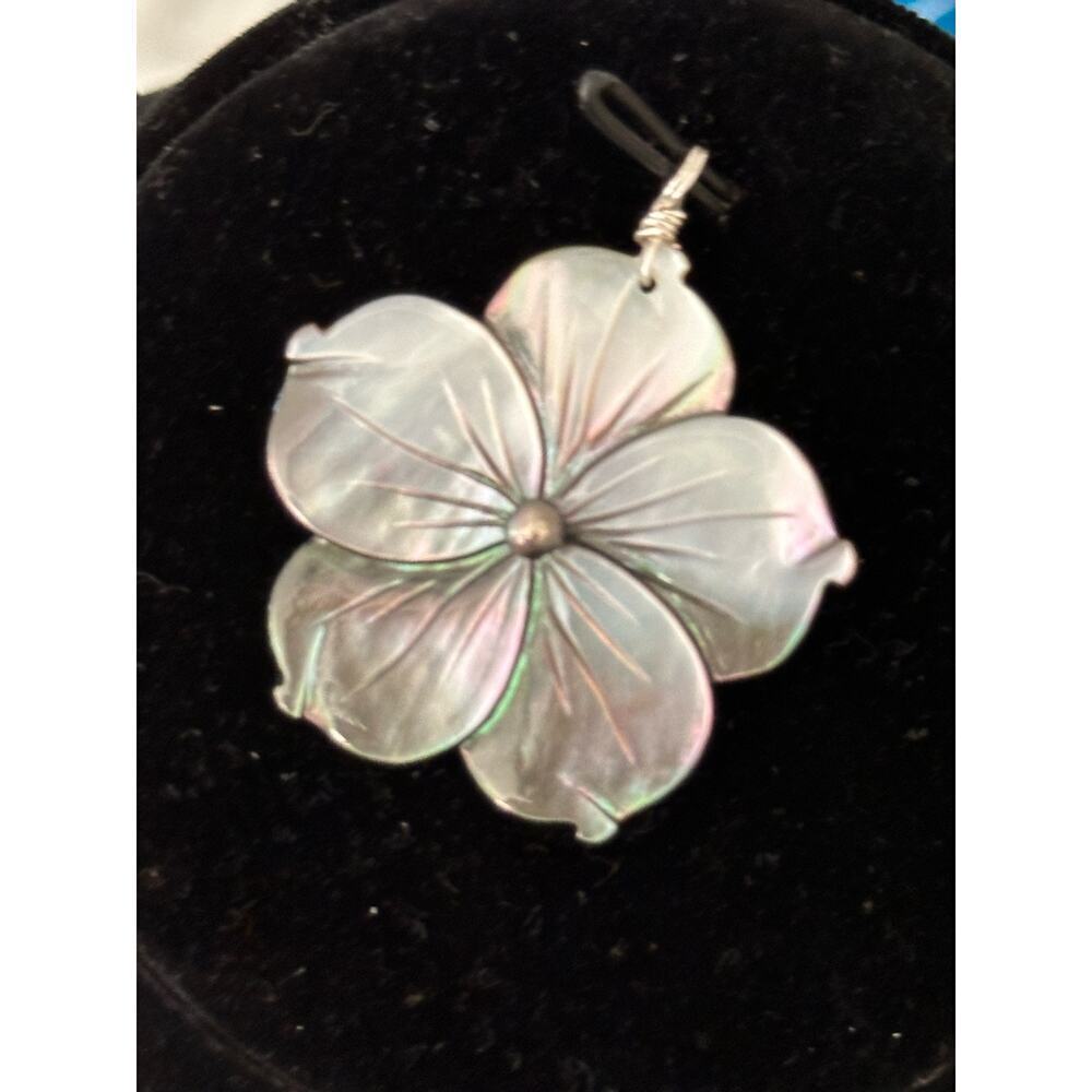 Mother of Pearl Silver Flower Pendant